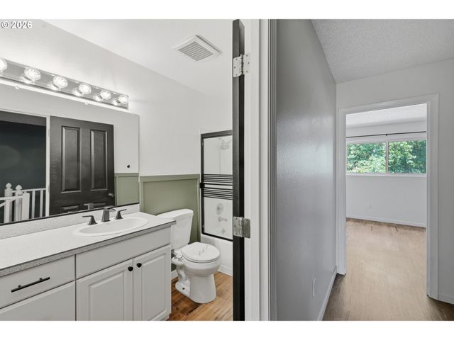 12054 N JANTZEN BEACH Ave, Portland, OR 97217
