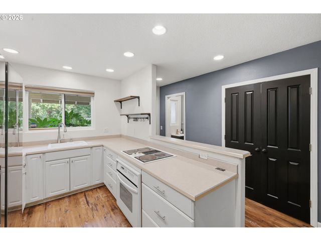 12054 N JANTZEN BEACH Ave, Portland, OR 97217