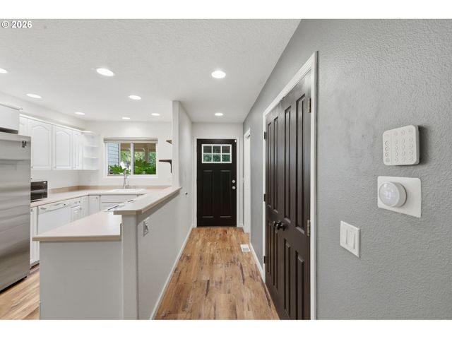 12054 N JANTZEN BEACH Ave, Portland, OR 97217