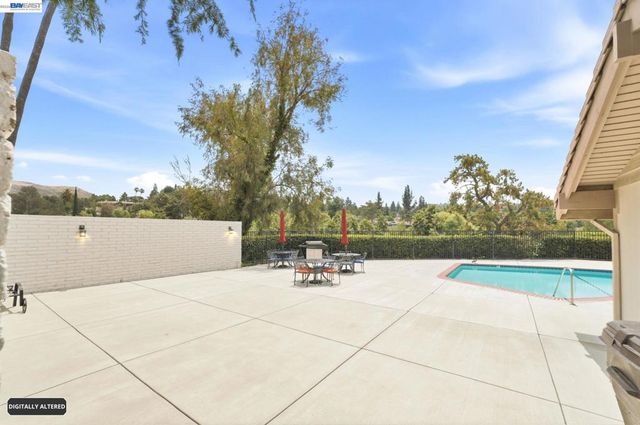 742 Via Zapata, Riverside, CA 92507