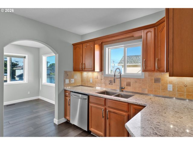 634 Sw EBB Ave, Lincoln City, OR 97367