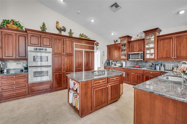 7562 NW 51st Pl, Coral Springs, FL 33067