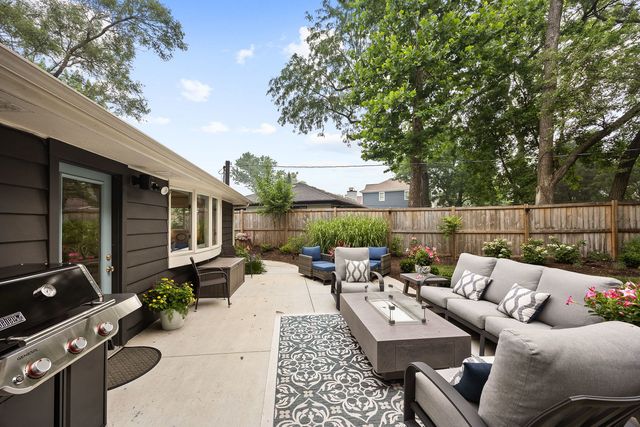 1909 Martingale Road, Wheaton, IL 60187