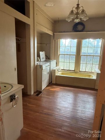 3985 1st Avenue SW, Hickory, NC 28602