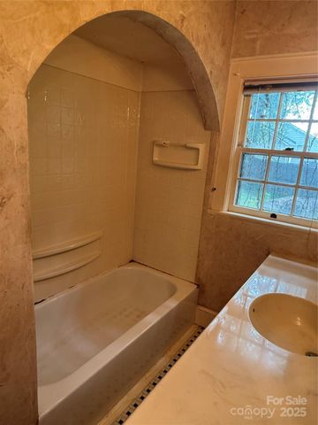 3985 1st Avenue SW, Hickory, NC 28602