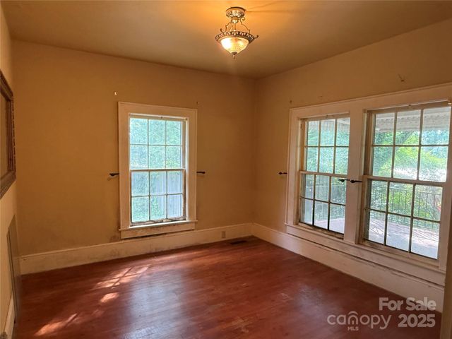 3985 1st Avenue SW, Hickory, NC 28602