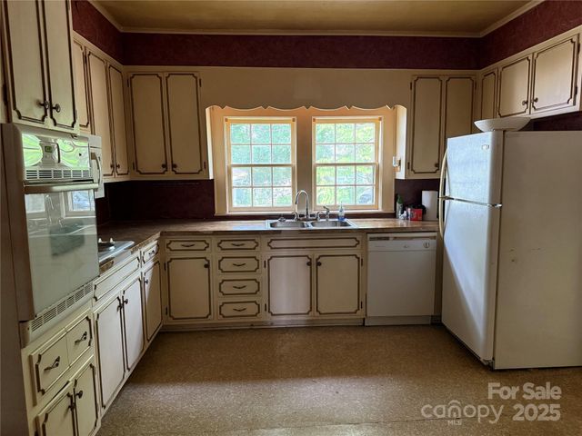 3985 1st Avenue SW, Hickory, NC 28602