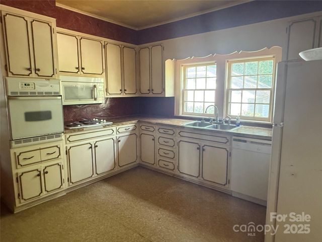 3985 1st Avenue SW, Hickory, NC 28602