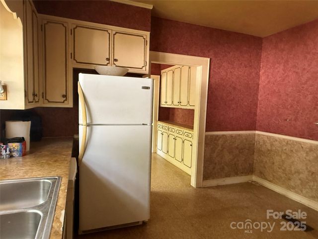 3985 1st Avenue SW, Hickory, NC 28602