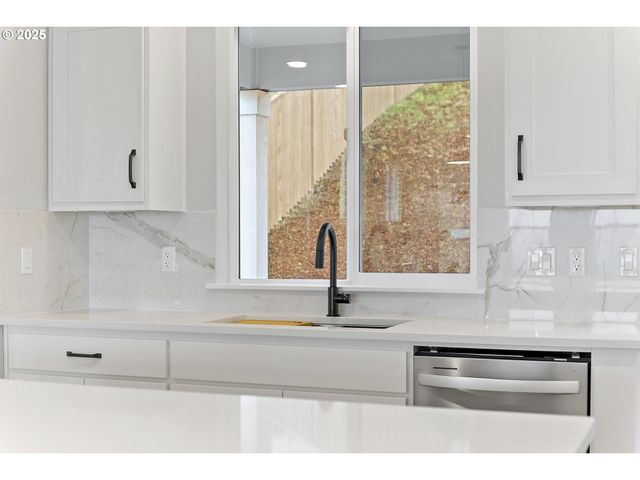 12171 Sw Autumnview St, Tigard, OR 97224