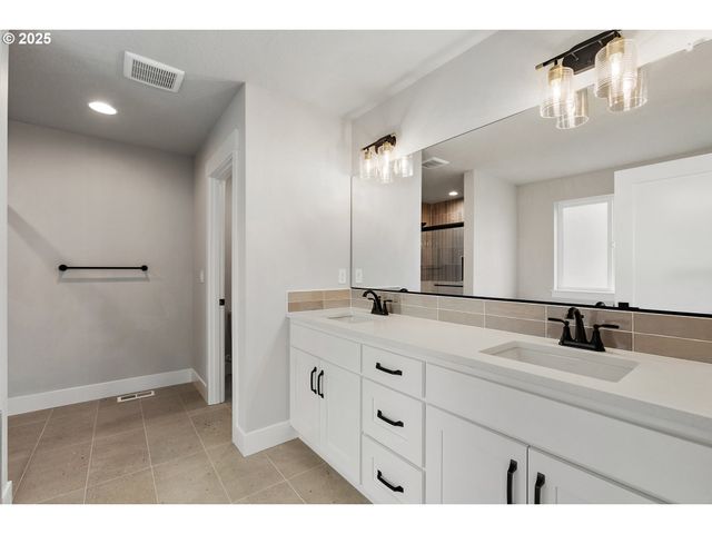 12171 Sw Autumnview St, Tigard, OR 97224