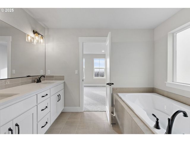 12171 Sw Autumnview St, Tigard, OR 97224