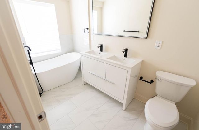 907 S DARIEN WAY, Philadelphia, PA 19147