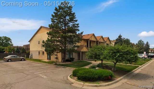 38513 Wellington Drive, Clinton Township, MI 48036
