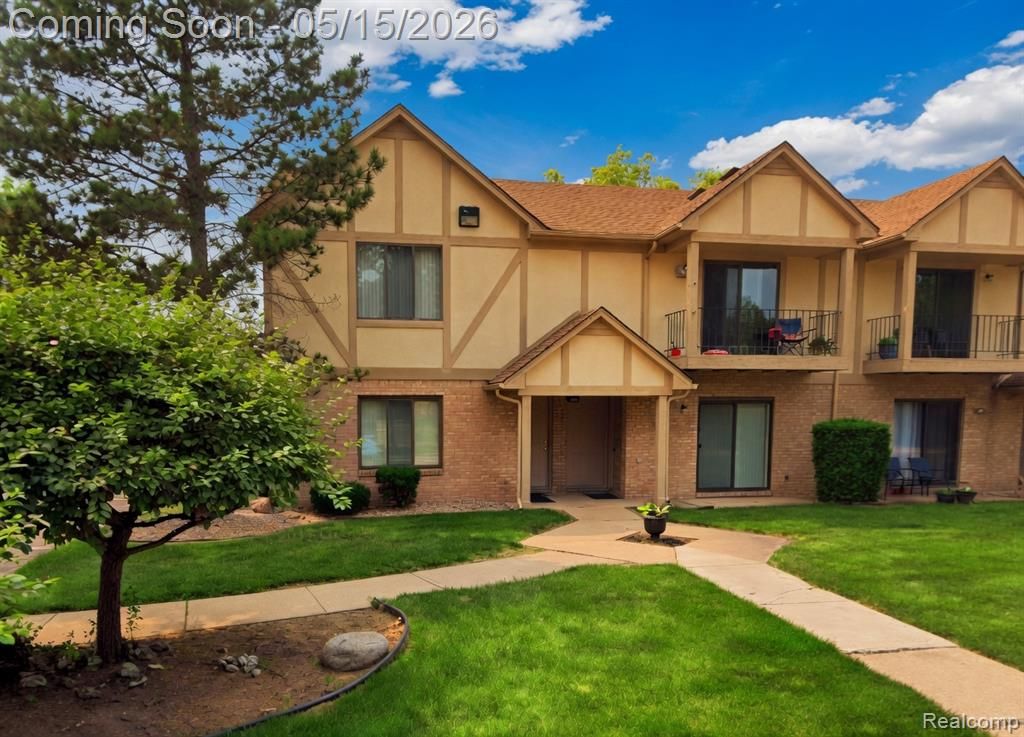 38513 Wellington Drive, Clinton Township, MI 48036