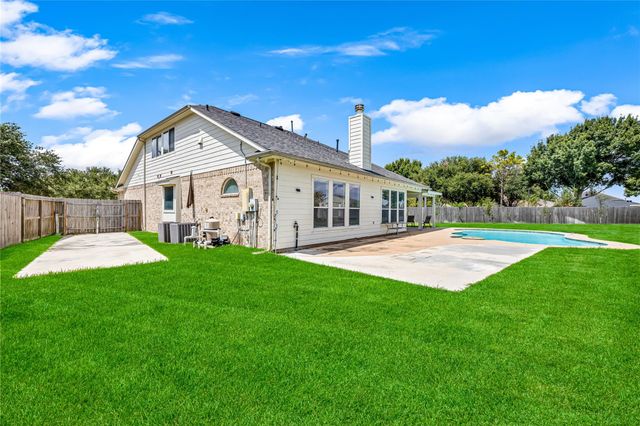 2401 Fastwater Creek Court, Pearland, TX 77584