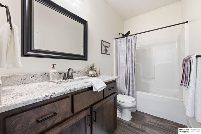 11604 S 110th Avenue, Papillion, NE 68046