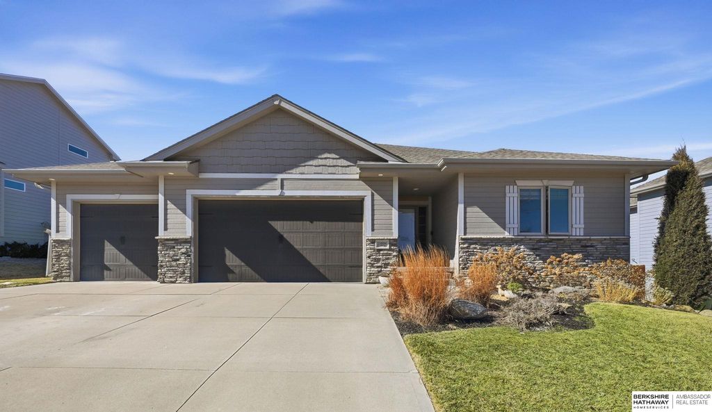 11604 S 110th Avenue, Papillion, NE 68046