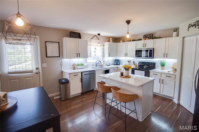 6811 Beall Court, Godfrey, IL 62035