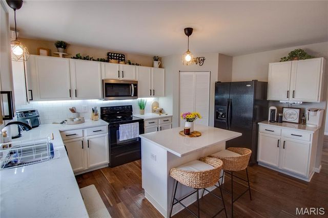 6811 Beall Court, Godfrey, IL 62035