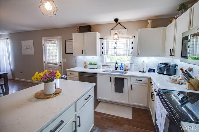 6811 Beall Court, Godfrey, IL 62035