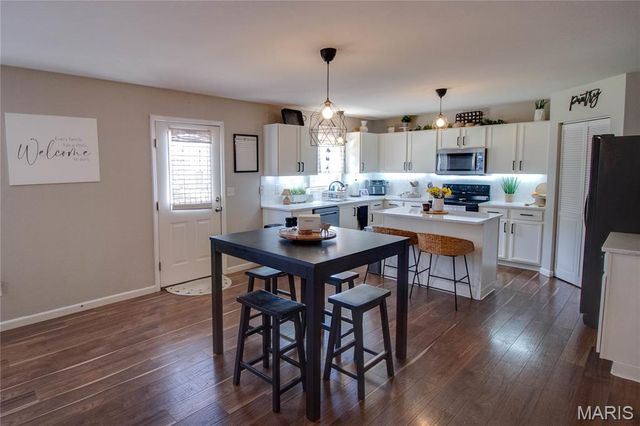 6811 Beall Court, Godfrey, IL 62035