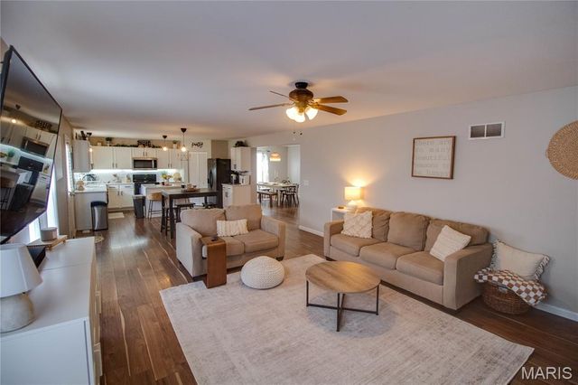 6811 Beall Court, Godfrey, IL 62035