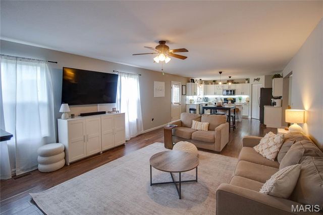 6811 Beall Court, Godfrey, IL 62035