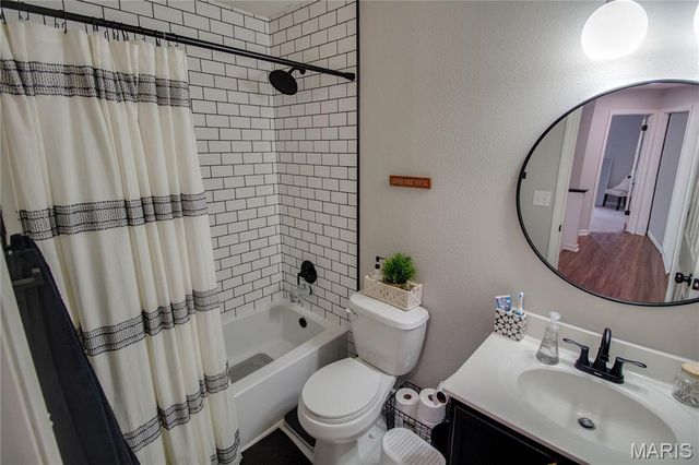 6811 Beall Court, Godfrey, IL 62035