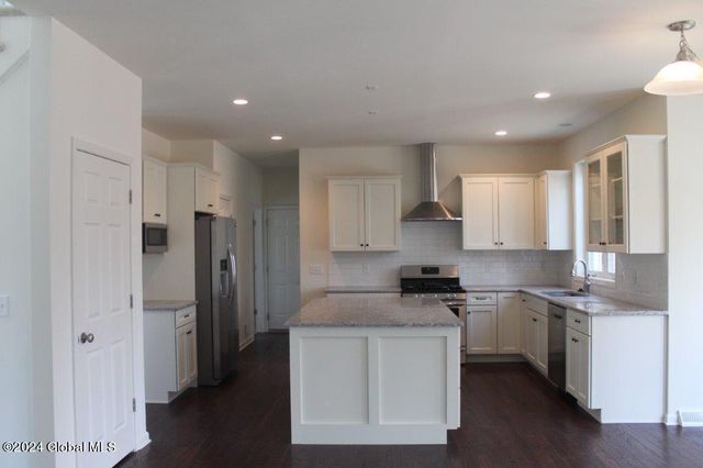 15 Jack Drive, Halfmoon, NY 12118