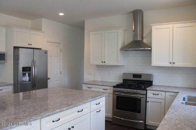 15 Jack Drive, Halfmoon, NY 12118