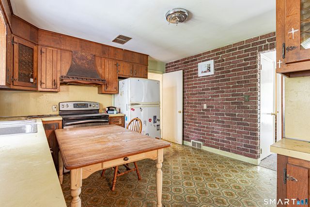 38 Fleetwood Drive, Waterbury, CT 06706
