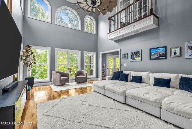 111 Chestnut Glen Dr, Louisville, KY 40245