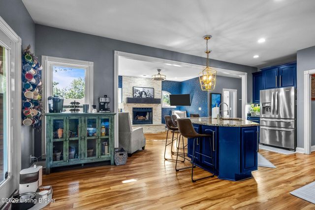 111 Chestnut Glen Dr, Louisville, KY 40245