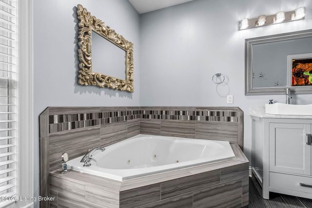 111 Chestnut Glen Dr, Louisville, KY 40245