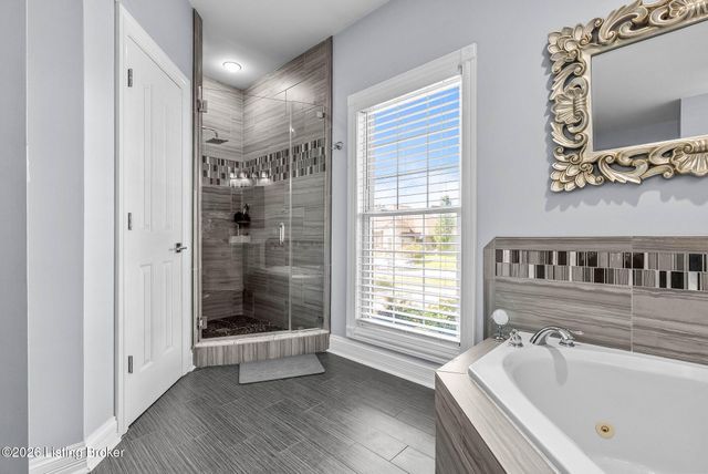 111 Chestnut Glen Dr, Louisville, KY 40245