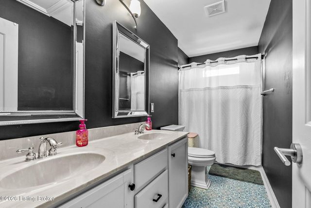111 Chestnut Glen Dr, Louisville, KY 40245