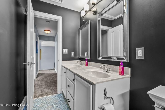 111 Chestnut Glen Dr, Louisville, KY 40245