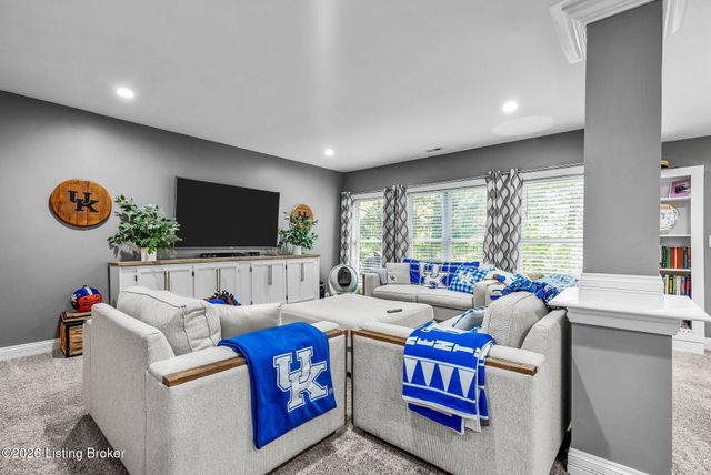 111 Chestnut Glen Dr, Louisville, KY 40245