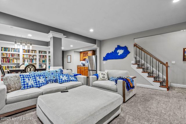 111 Chestnut Glen Dr, Louisville, KY 40245