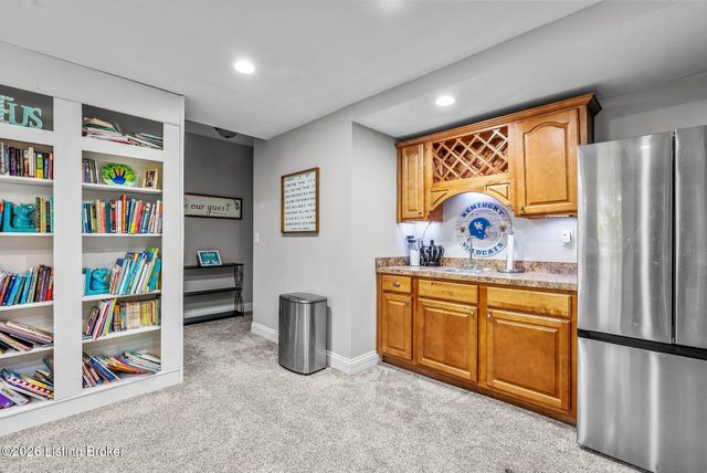111 Chestnut Glen Dr, Louisville, KY 40245