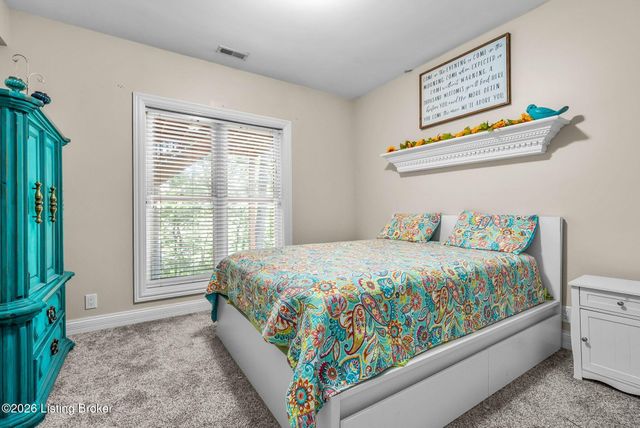111 Chestnut Glen Dr, Louisville, KY 40245
