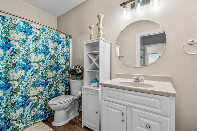 111 Chestnut Glen Dr, Louisville, KY 40245