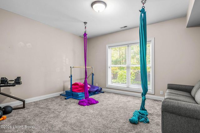111 Chestnut Glen Dr, Louisville, KY 40245