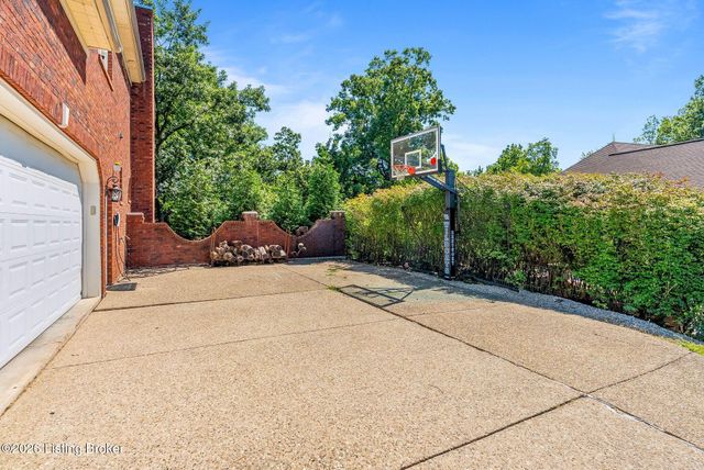 111 Chestnut Glen Dr, Louisville, KY 40245