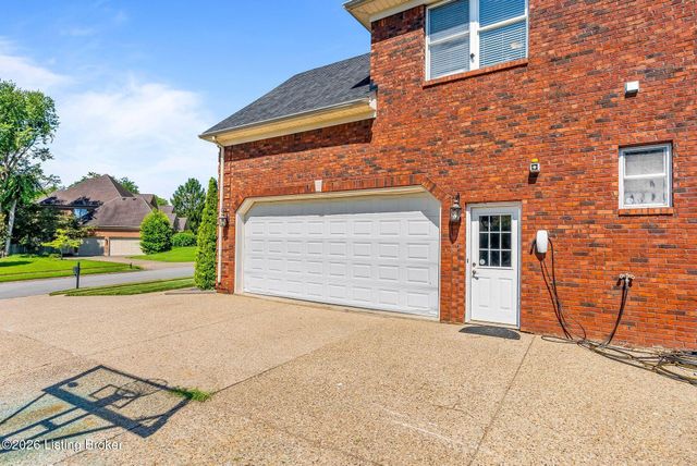 111 Chestnut Glen Dr, Louisville, KY 40245