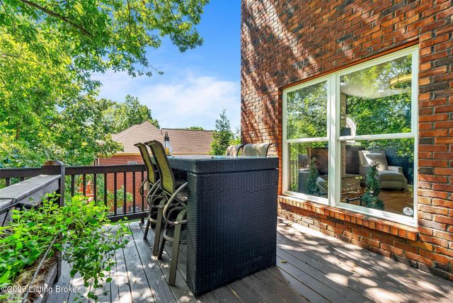 111 Chestnut Glen Dr, Louisville, KY 40245