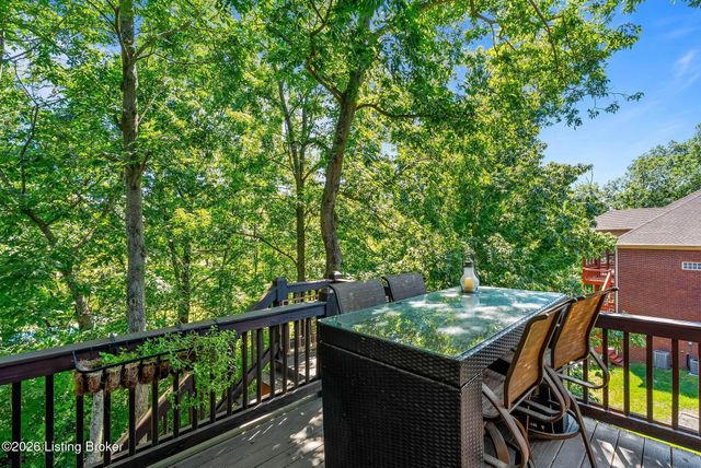 111 Chestnut Glen Dr, Louisville, KY 40245