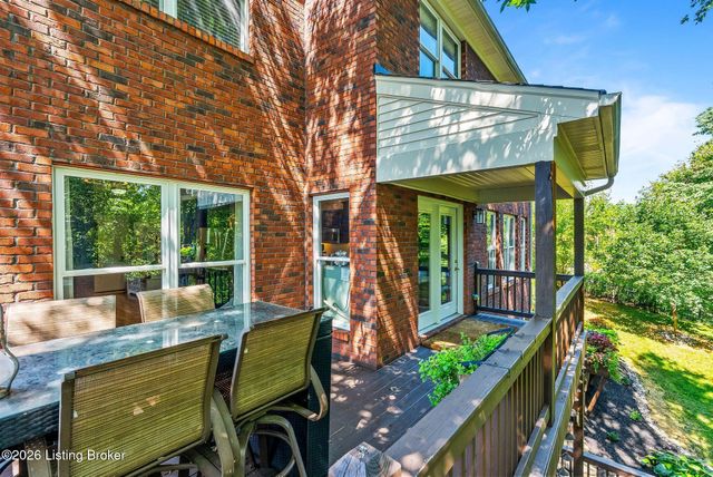 111 Chestnut Glen Dr, Louisville, KY 40245
