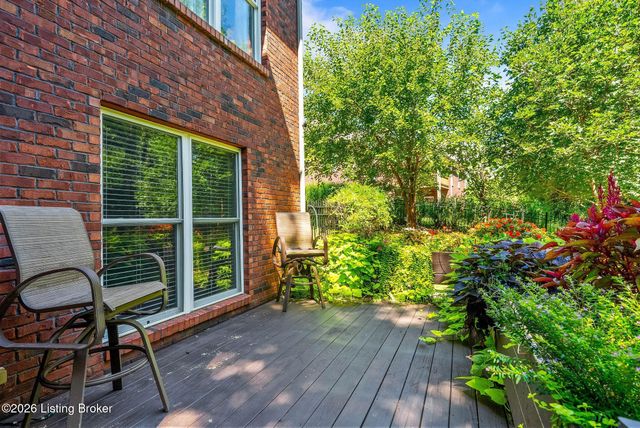 111 Chestnut Glen Dr, Louisville, KY 40245